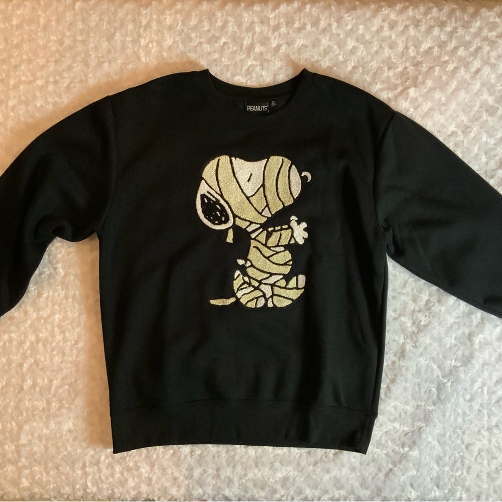 Peanuts Black Sweatshirt with Snoopy Design